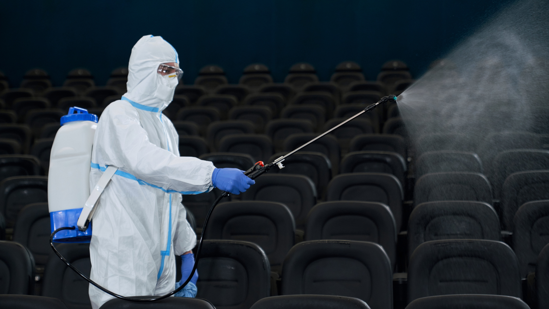 Técnico realizando desinfección profesional en una oficina en Santiago